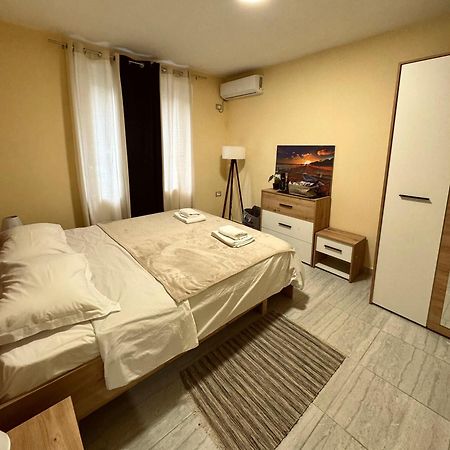 Urban Apartment In Blloku Tirana Kültér fotó